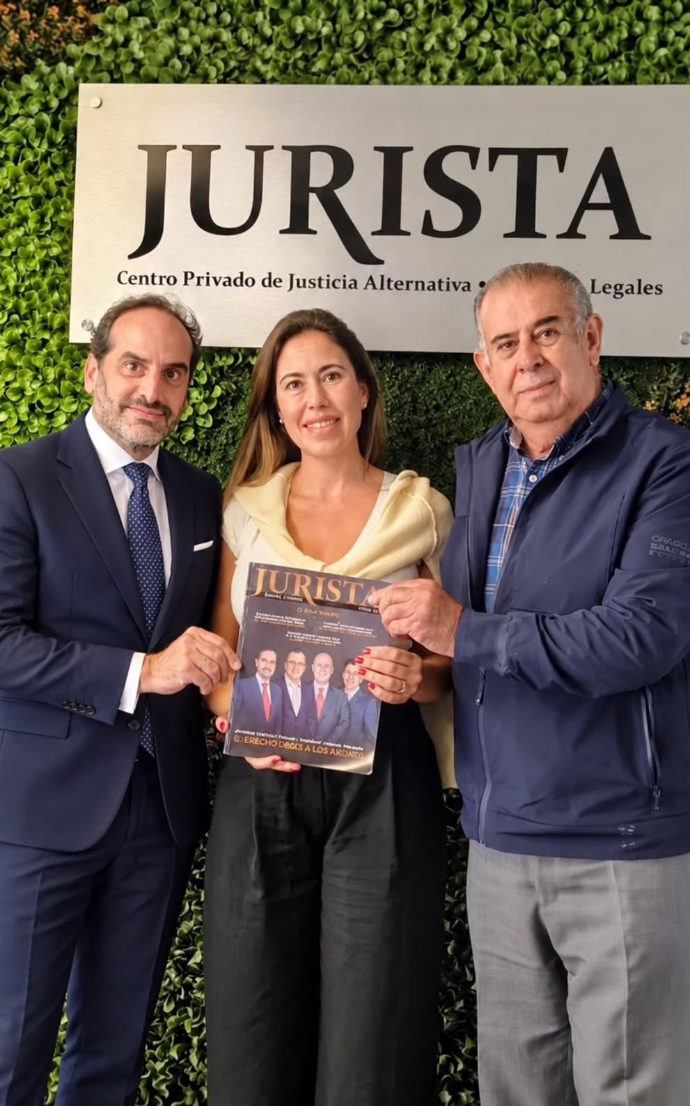 Encuentro entre Lacaci & Delgado Abogados y Jurista Servicios Legales ante el rótulo de Jurista, con un ejemplar de la revista Jurista