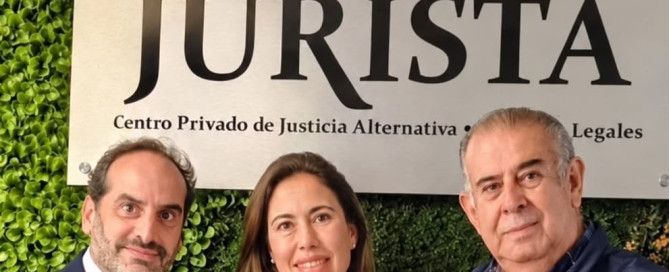 Encuentro entre Lacaci & Delgado Abogados y Jurista Servicios Legales ante el rótulo de Jurista, con un ejemplar de la revista Jurista