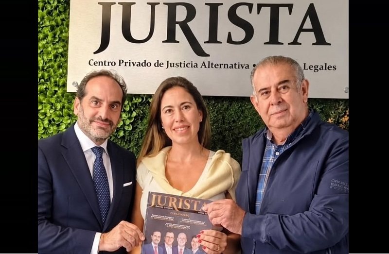 Encuentro en las oficinas de Jurista Servicios Legales, con un ejemplar de la revista Jurista